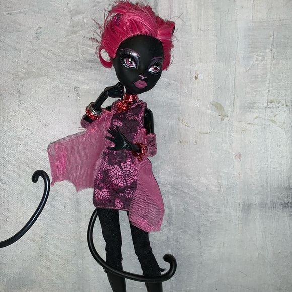 Two Monster High Dolls Catty Noir Pink Hair and Monster high outfits 2013 Mattel - Picture 3 of 12